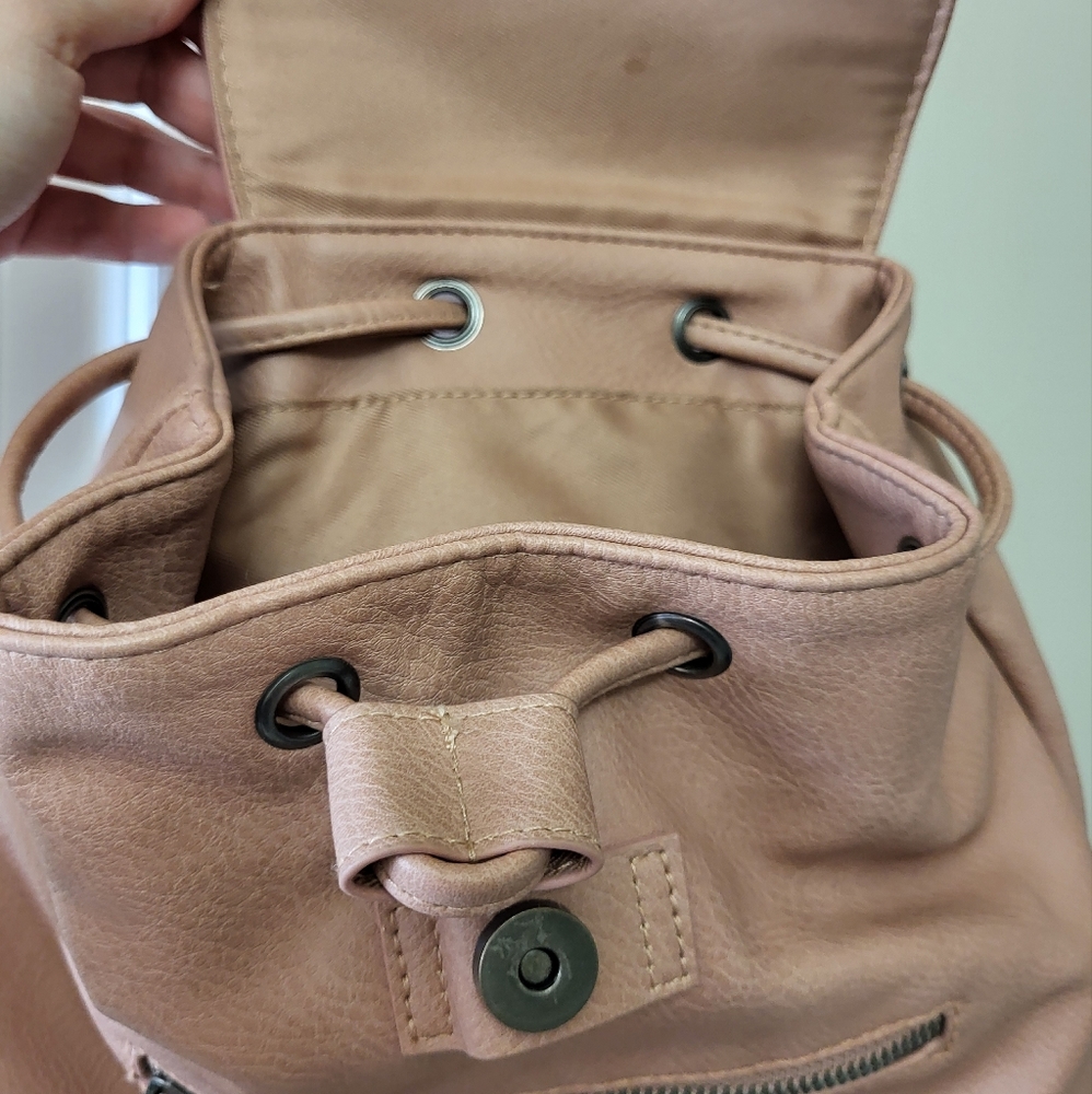 Univerasal Thread Small Backpack - Picture 2 of 3